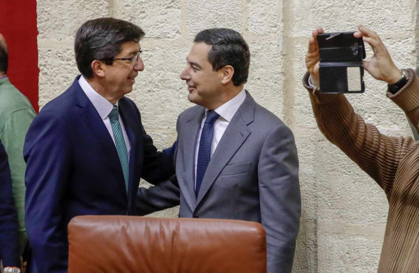 Juan Marín saluda a Juan Manuel Moreno Bonilla este jueves en el Parlamento.