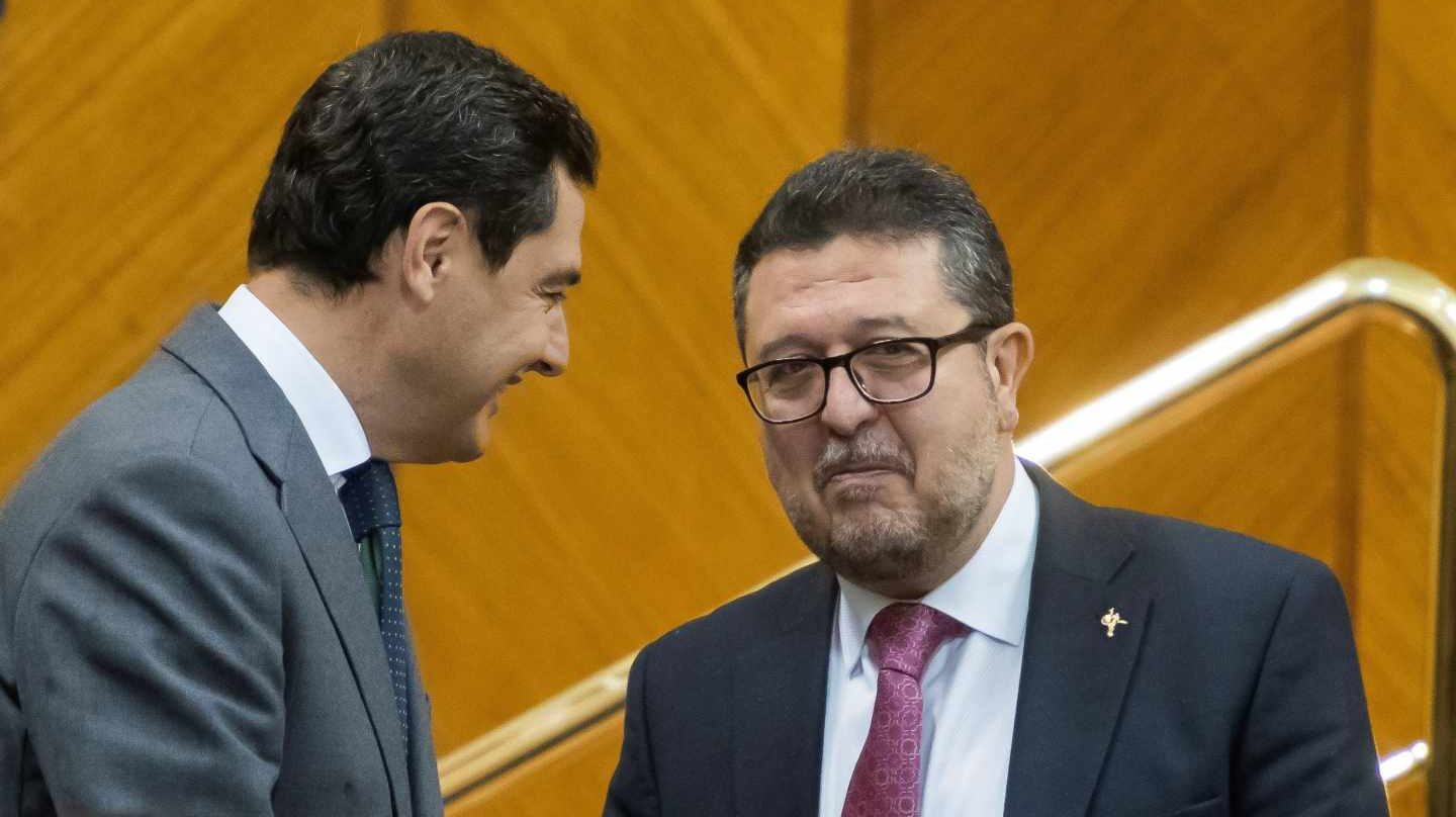 Juan Manuel Moreno saluda a Francisco Serrano este jueves en el salón de plenos del Parlamento andaluz.