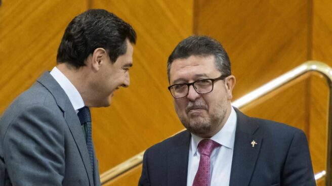 Juan Manuel Moreno saluda a Francisco Serrano este jueves en el salón de plenos del Parlamento andaluz.