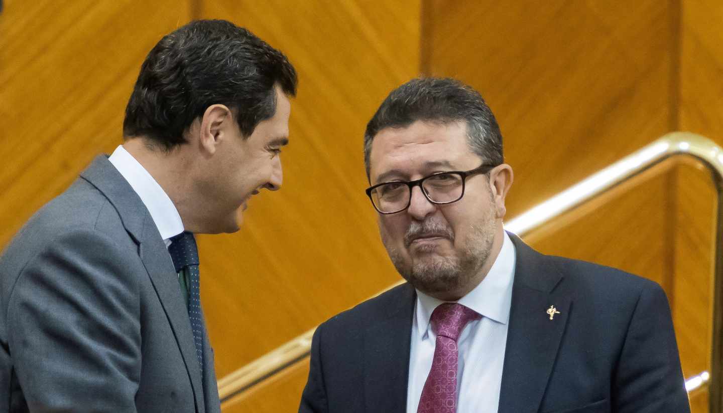 Juan Manuel Moreno saluda a Francisco Serrano este jueves en el salón de plenos del Parlamento andaluz.