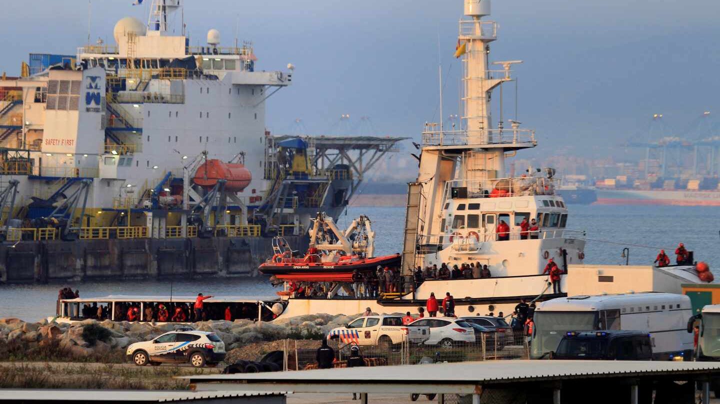 El buque Open Arms a su llegada al puerto de Crinavis de San Roque, en la Bahía de Algeciras (Cádiz).
