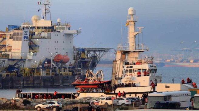 El buque Open Arms a su llegada al puerto de Crinavis de San Roque, en la Bahía de Algeciras (Cádiz).