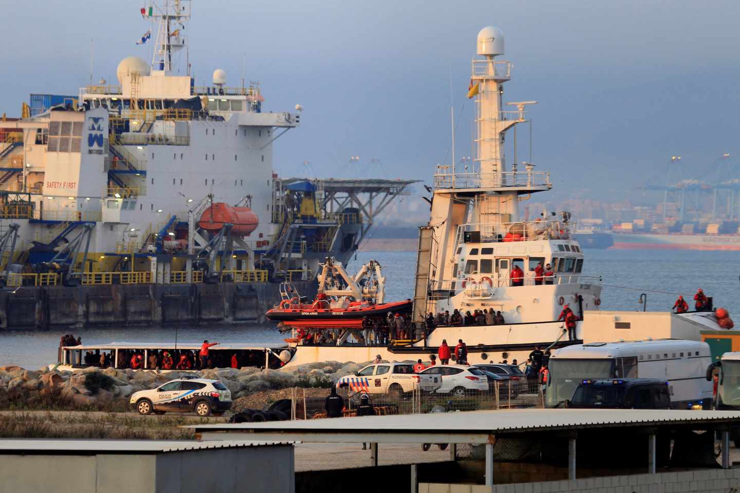 El buque Open Arms a su llegada al puerto de Crinavis de San Roque, en la Bahía de Algeciras (Cádiz).