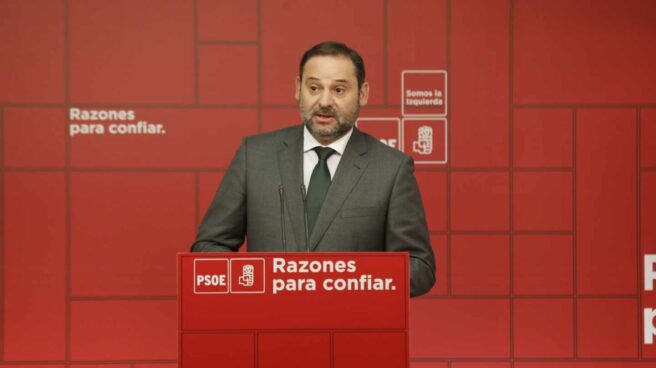 Ábalos rectifica a Sánchez y dice que no revisarán la inviolabilidad del Rey