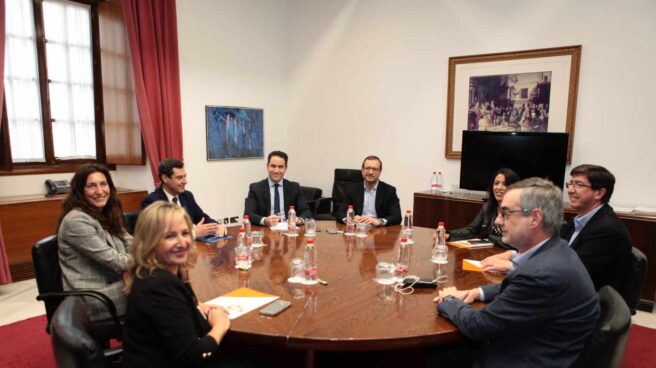 Reunión del PP y Ciudadanos en Sevilla para formar gobierno en Andalucía.