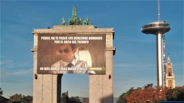 "Pedro, no te pases los derechos humanos por el arco de triunfo": la pancarta de Greenpeace