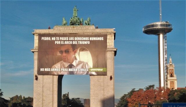 Pancarta de Greenpeace en el Arco de Triunfo de Madrid. Pancarta de Greenpeace en el Arco de Triunfo de Madrid.