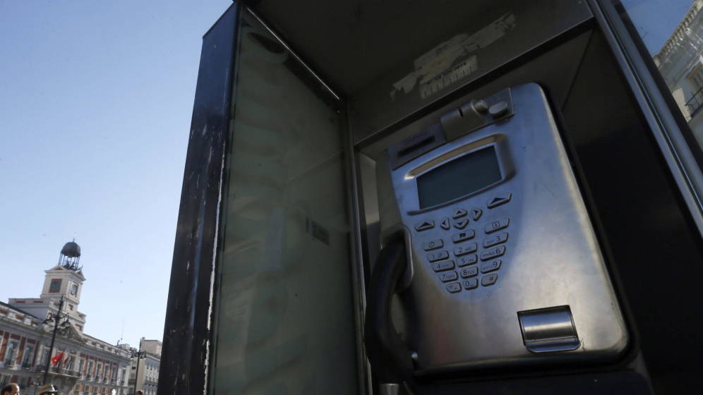 El Gobierno prolonga por sorpresa la vida de las cabinas telefónicas