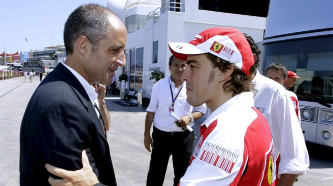 Francisco Camps y Fernando Alonso se saludan en el GP de Valencia.