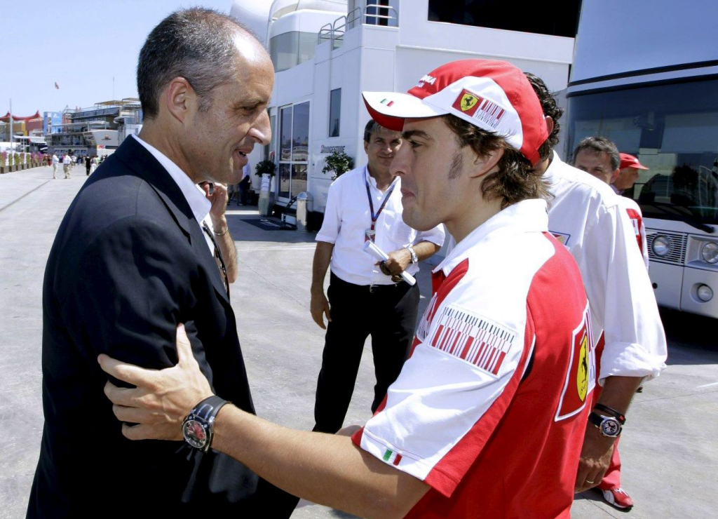 Francisco Camps y Fernando Alonso se saludan en el GP de Valencia.