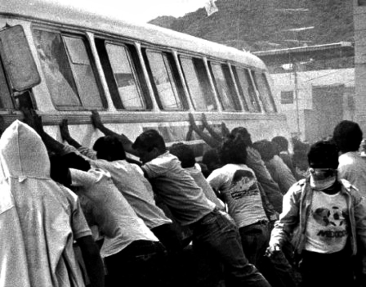 Disturbios en las calles de Caracas en febrero de 1989, durante las jornadas conocidas como "el Caracazo". Foto en blanco y negro.