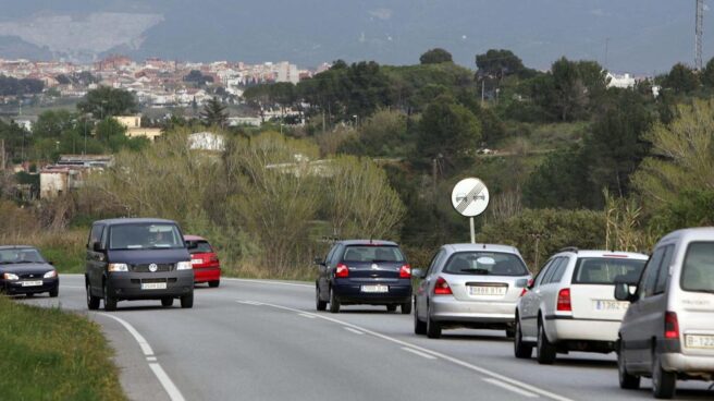 La DGT prohíbe rebasar el límite de velocidad para adelantar en vías secundarias