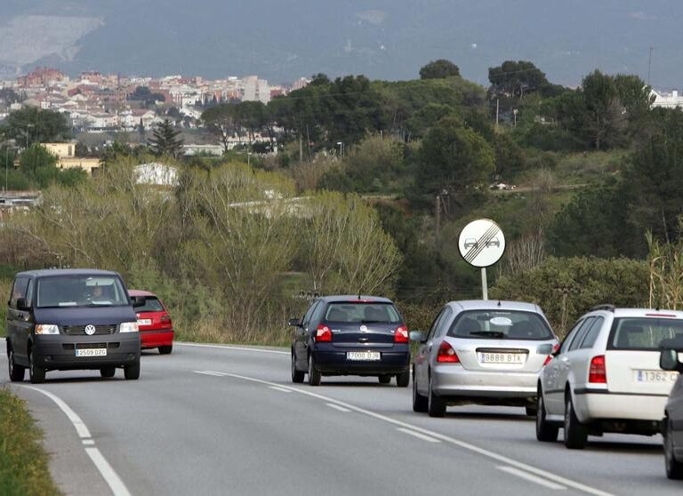 La DGT prohíbe rebasar el límite de velocidad para adelantar en vías secundarias
