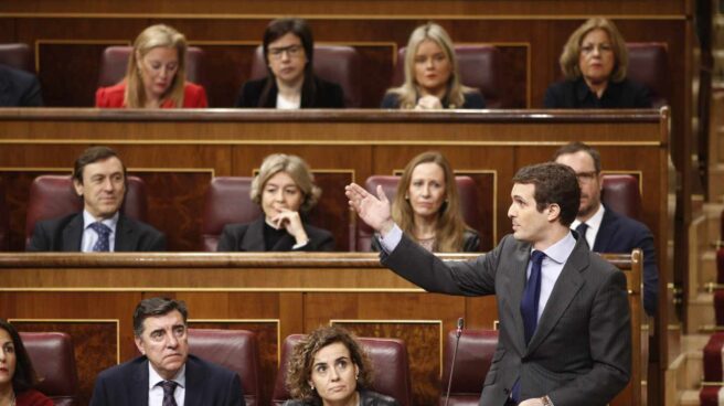 Pablo Casado pregunta desde su escaño en el Congreso.