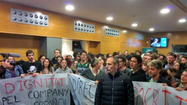 Medio centenar de estudiantes boicotean un acto de Valls, Rivera y Arrimadas