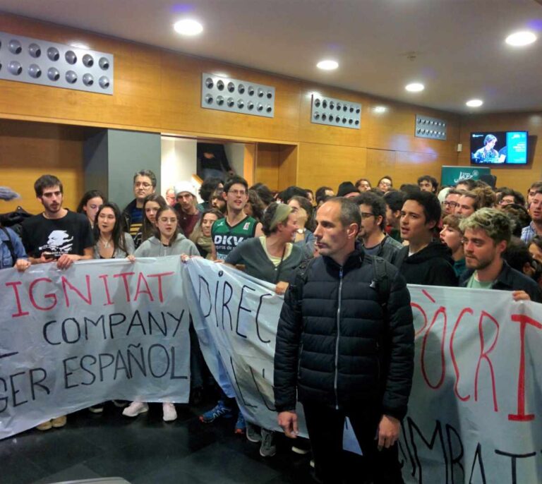 Medio centenar de estudiantes boicotean un acto de Valls, Rivera y Arrimadas