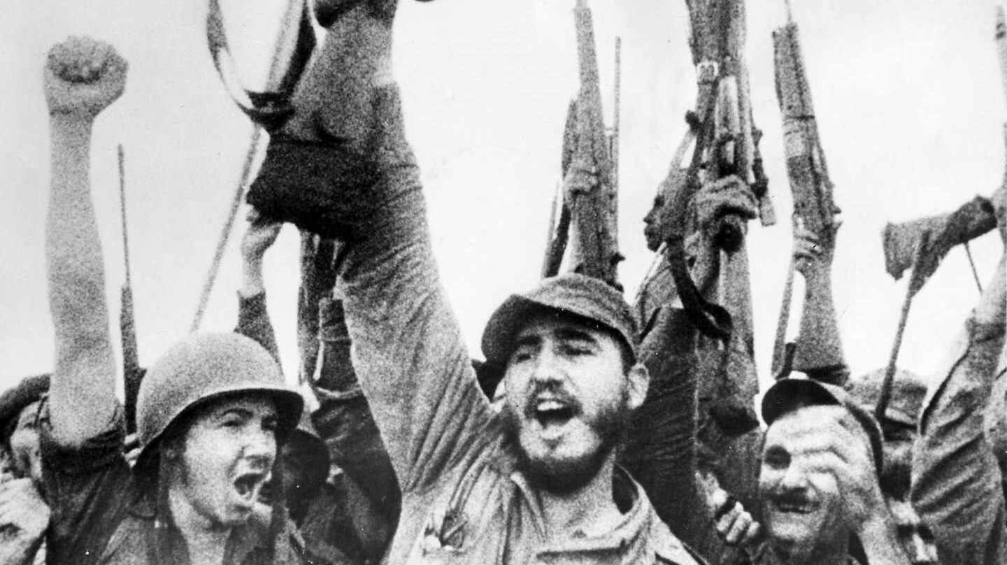 Fidel Castro y su hermano Raúl celebran el éxito de la Revolución a inicios de 1959.