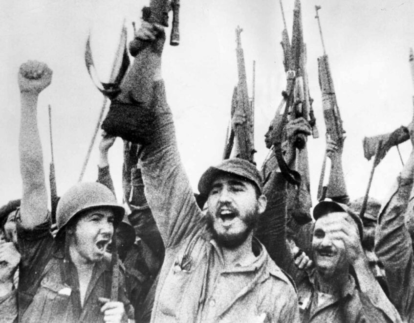 Fidel Castro y su hermano Raúl celebran el éxito de la Revolución a inicios de 1959.