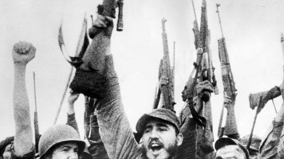 Fidel Castro y su hermano Raúl celebran el éxito de la Revolución a inicios de 1959.