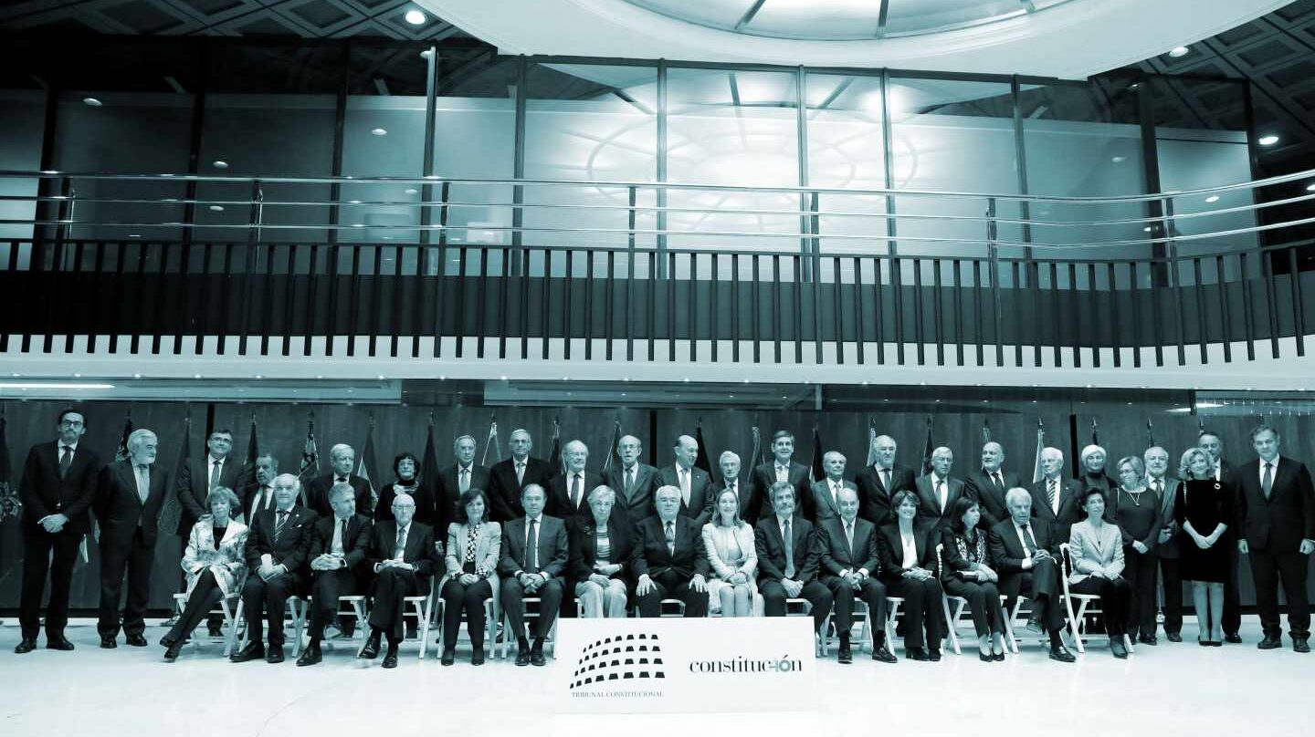 Foto de familia del acto conmemorativo del cuarenta aniversario de la Constitución al que asisten los padres de la Carta Magna.