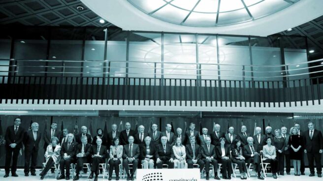 Foto de familia del acto conmemorativo del cuarenta aniversario de la Constitución al que asisten los padres de la Carta Magna. Foto de familia del acto conmemorativo del cuarenta aniversario de la Constitución al que asisten los padres de la Carta Magna.