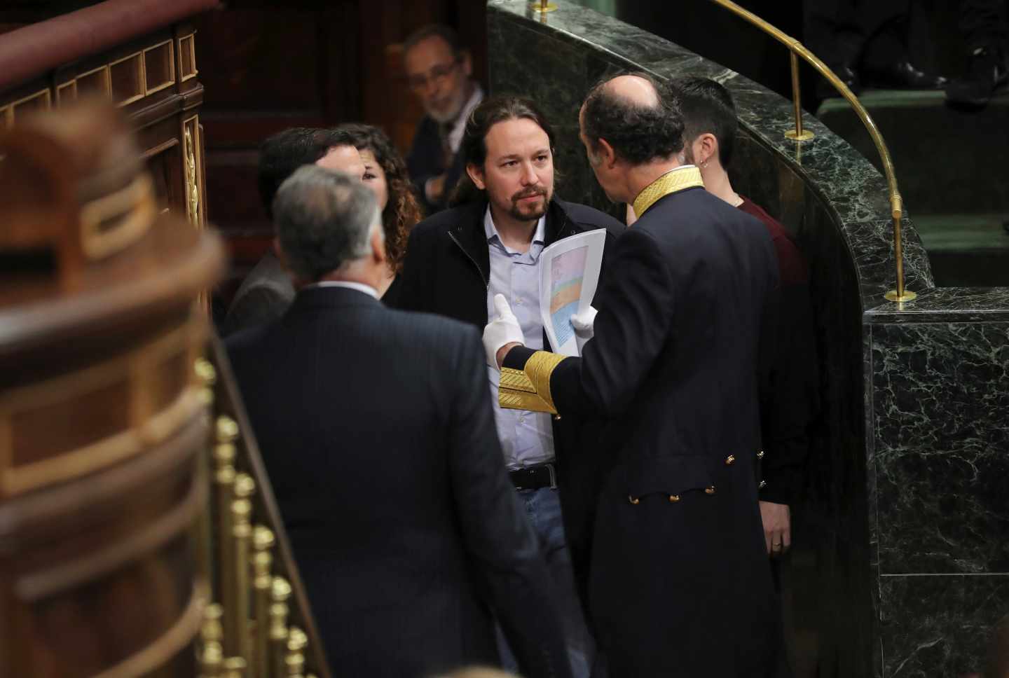 El líder de la formación morada Podemos, Pablo Iglesias, a su llegada al hemiciclo del Congreso de los Diputados, en el que se celebra esta mañana la solemne conmemoración del 40 aniversario de la Constitución, un 6 de diciembre en que coinciden, de forma excepcional, el actual jefe del Estado con el anterior monarca y la heredera de la Corona