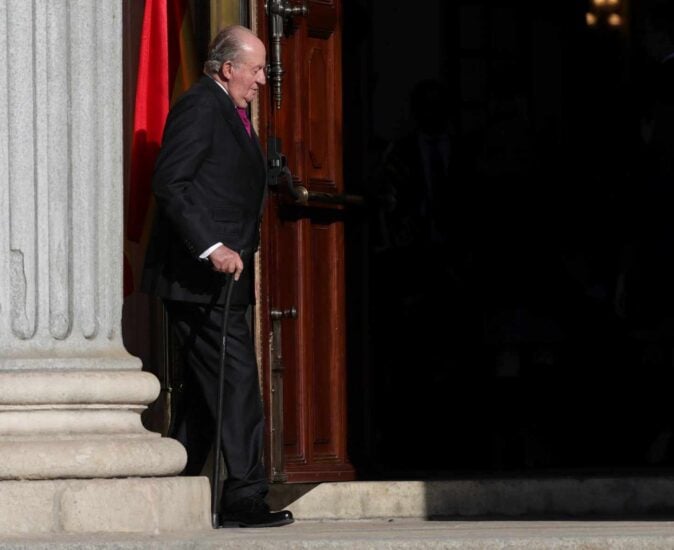 El Rey emérito Juan Carlos I, en el exterior del Congreso de los Diputados, en el que se celebra esta mañana la solemne conmemoración del 40 aniversario de la Constitución, un 6 de diciembre en que coinciden, de forma excepcional, el actual jefe del Estado con el anterior monarca y la heredera de la Corona.