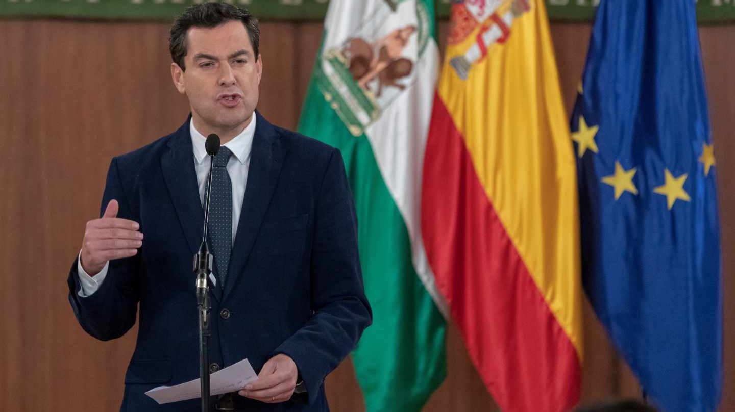 El líder del Partido Popular, Juanma Moreno, durante su comparecencia tras la reunión que han mantenido esta tarde en el Parlamento andaluz en Sevilla con Ciudadanos para tratar sobre el cambio de Gobierno en Andalucía, un acuerdo que debe estar ultimado antes del día 27 de diciembre, cuando se constituye el Parlamento autonómico, y con el que se podría poner fin a 36 años de poder socialista
