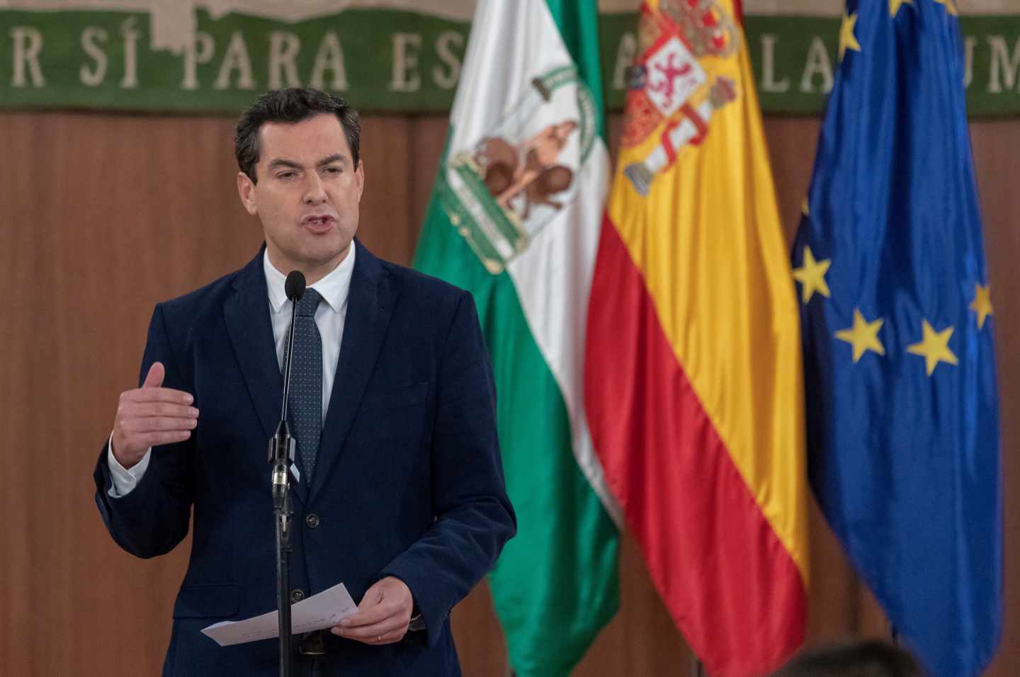 El líder del Partido Popular, Juanma Moreno, durante su comparecencia tras la reunión que han mantenido esta tarde en el Parlamento andaluz en Sevilla con Ciudadanos para tratar sobre el cambio de Gobierno en Andalucía, un acuerdo que debe estar ultimado antes del día 27 de diciembre, cuando se constituye el Parlamento autonómico, y con el que se podría poner fin a 36 años de poder socialista