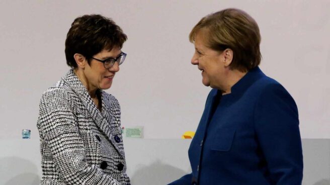 Kramp-Karrenbauer saluda a Merkel en el congreso de Hamburgo
