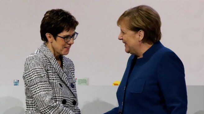 Kramp-Karrenbauer saluda a Merkel en el congreso de Hamburgo Kramp-Karrenbauer saluda a Merkel en el congreso de Hamburgo