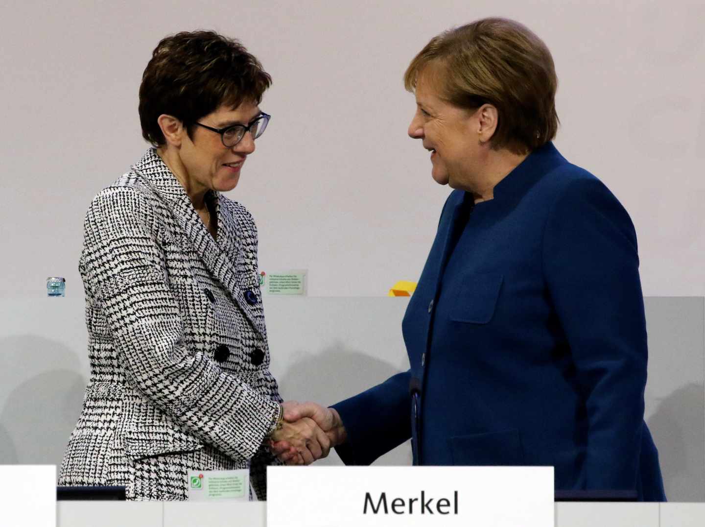 Kramp-Karrenbauer saluda a Merkel en el congreso de Hamburgo