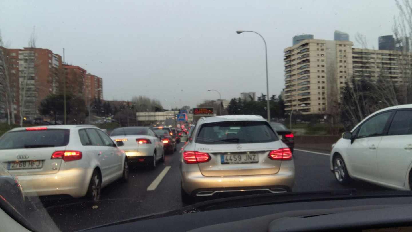 Atasco de coches en la M30 de Madrid.