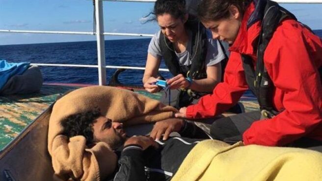 El barco de rescate "Open Arms" prestando ayuda médica a los rescatados por el pesquero "Madre Loreto"