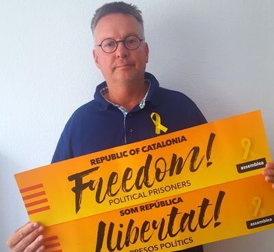 Uwe P- Tesch con un cartel en el que pide la libertad de los presos soberanistas.