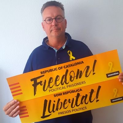 Uwe P- Tesch con un cartel en el que pide la libertad de los presos soberanistas.