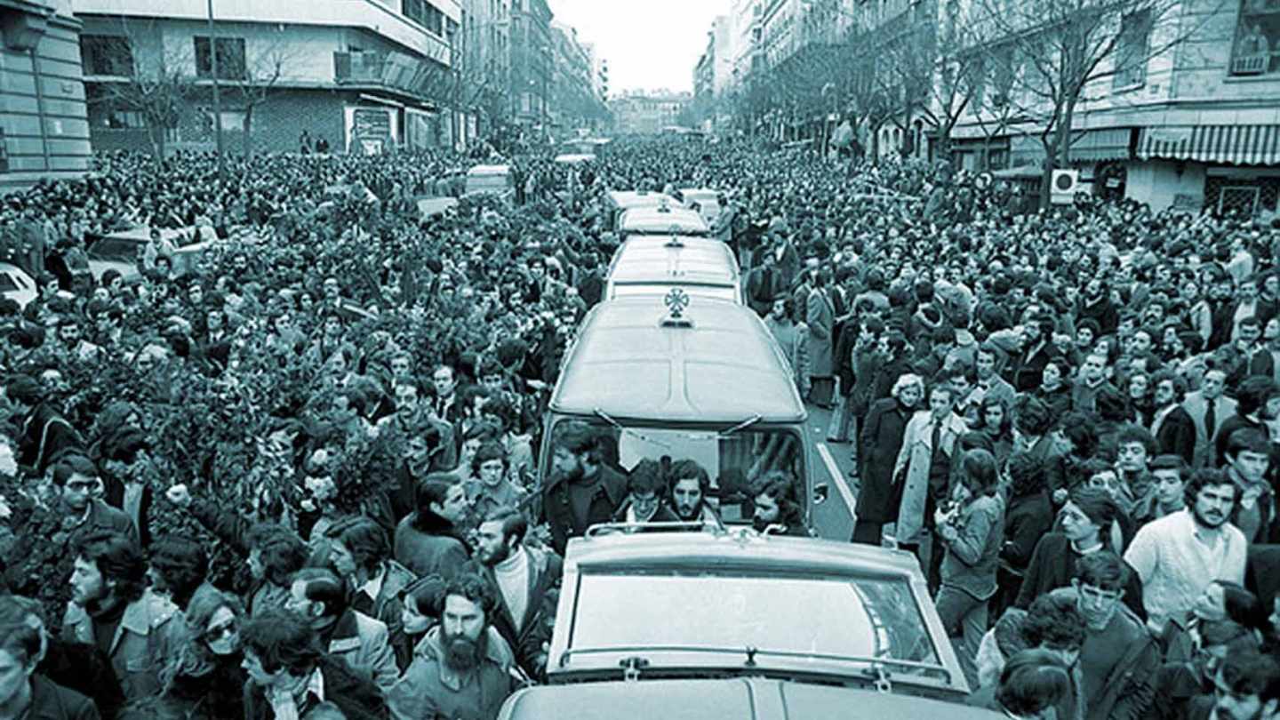 Cortejo fúnebre de los asesinados en la matanza de Atocha, en 1977.