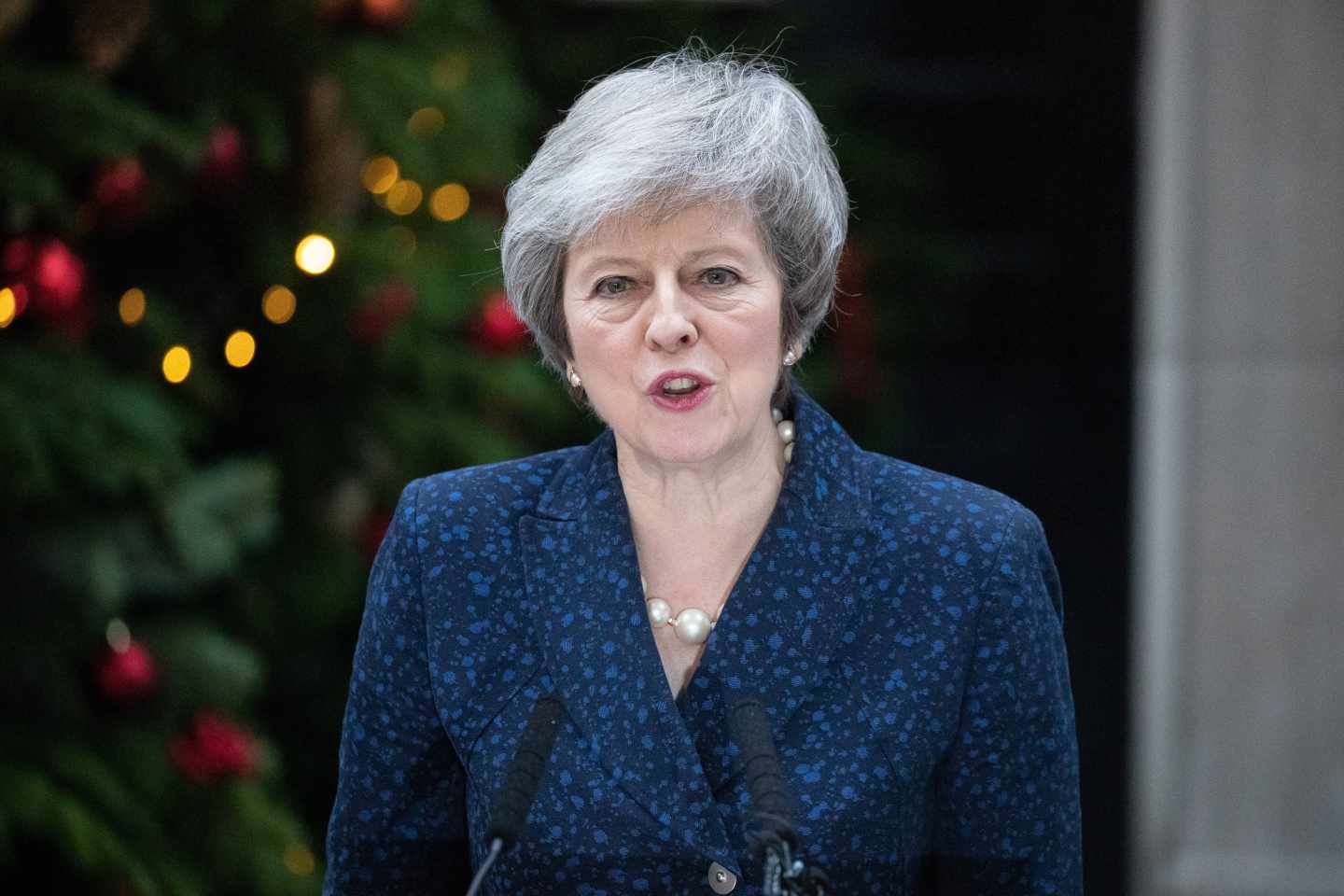 La primera ministra británica, Theresa May, defiende su liderazgo frente al desafío tory.