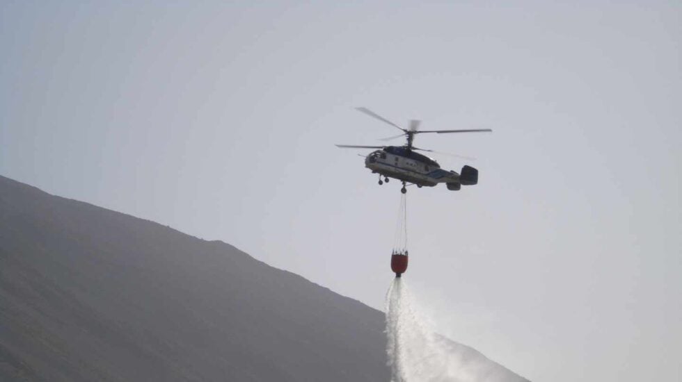 Un helicóptero, en plena labor de extinción.