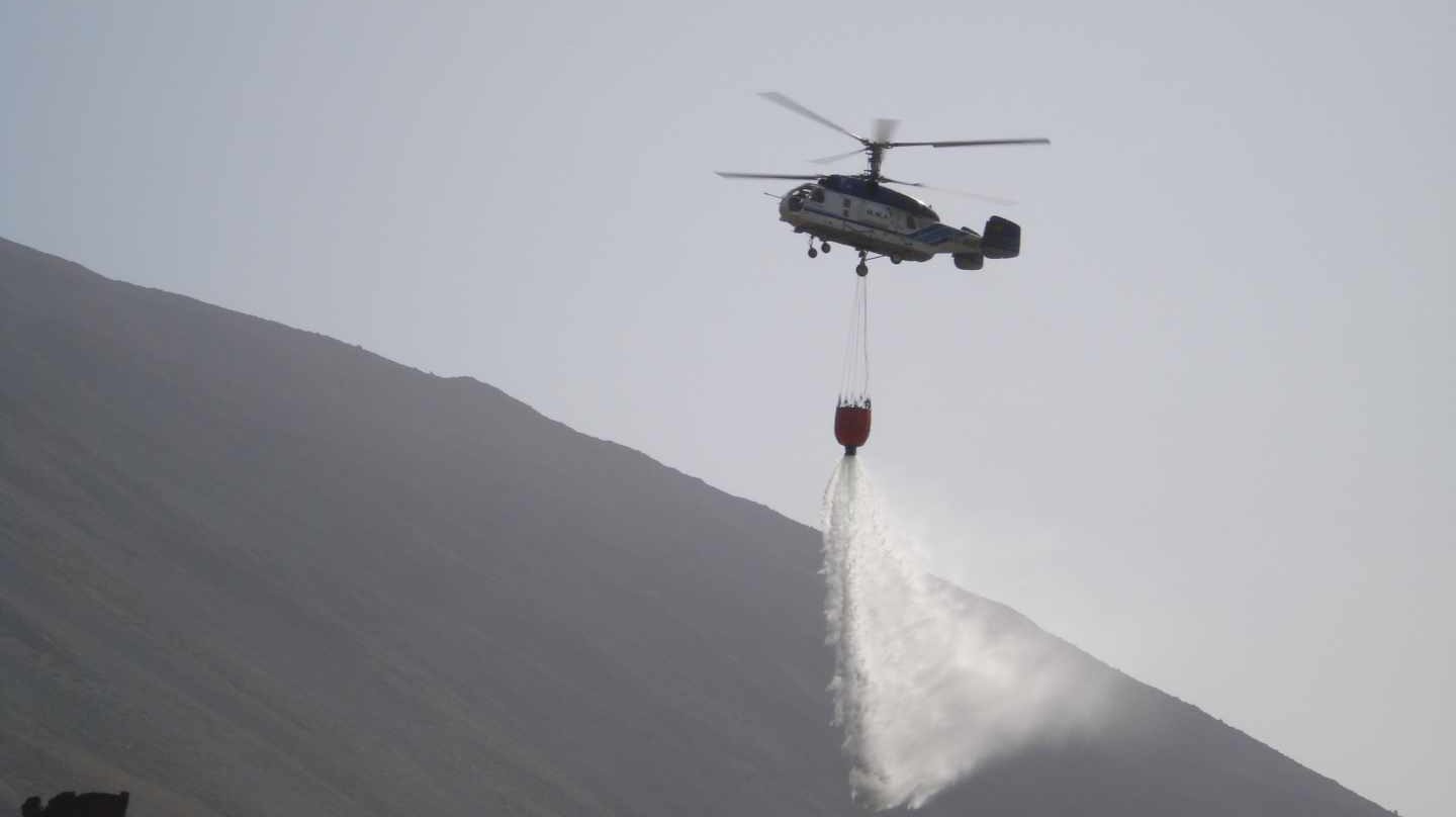 Un helicóptero, en plena labor de extinción.