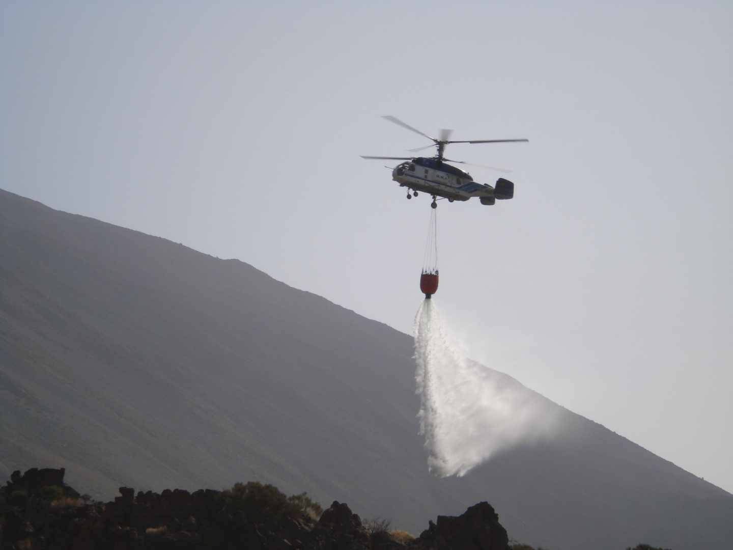 Un helicóptero, en plena labor de extinción.