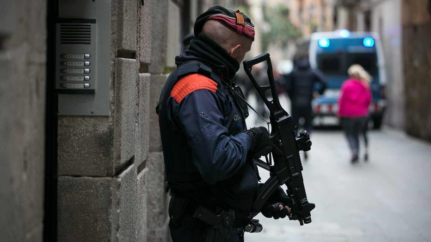 Un agente de los Mossos, en una operación en Barcelona.