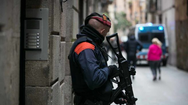 Mossos piden utilizar pelotas de gomas para garantizar el orden público el 21-D Un agente de los Mossos, en una operación en Barcelona.