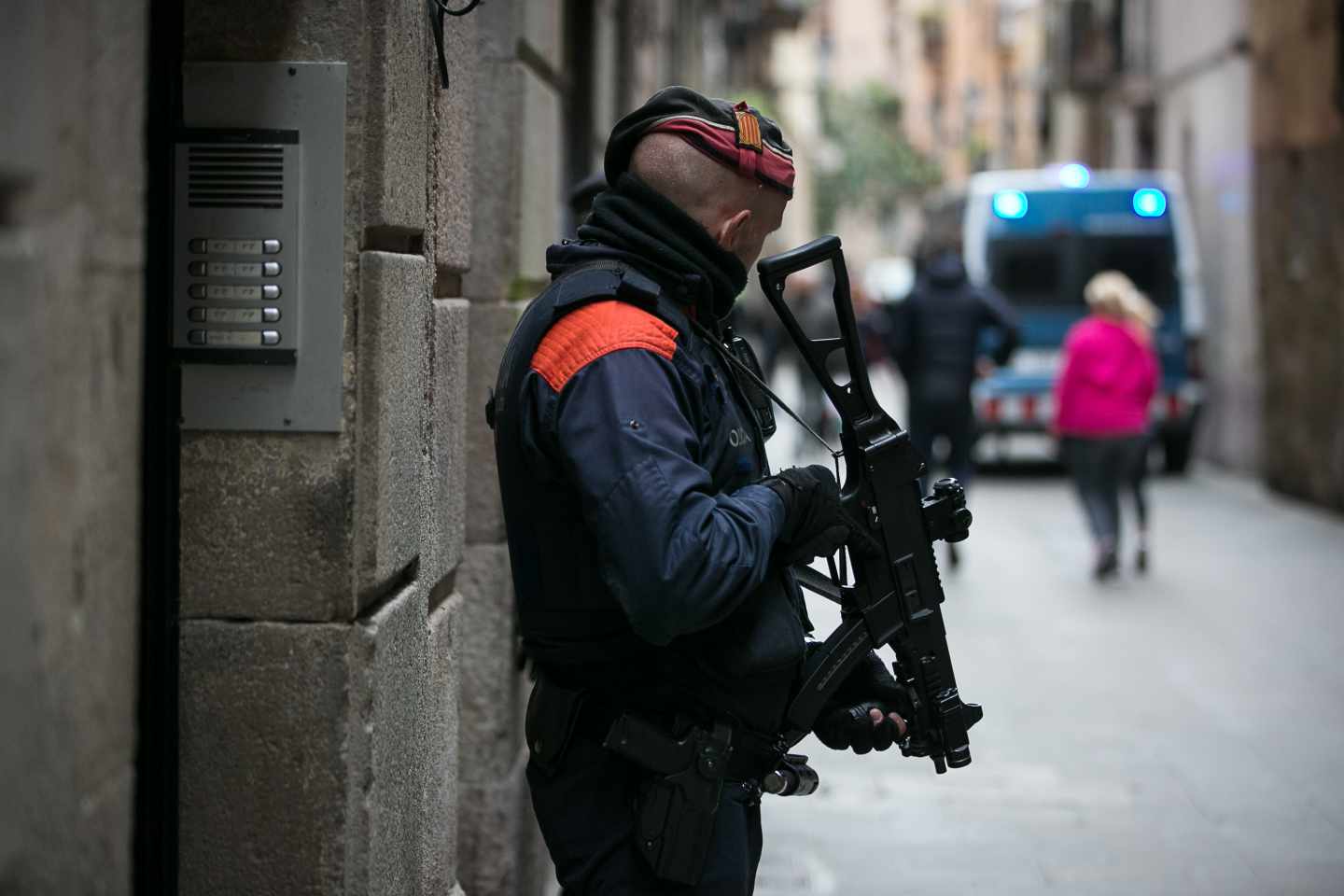 Un agente de los Mossos, en una operación en Barcelona.
