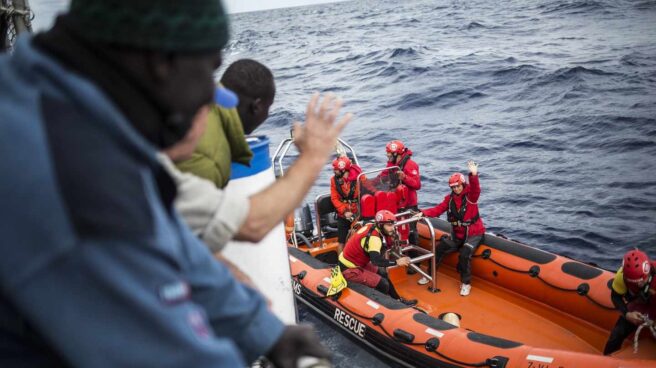 El pesquero español 'Nuestra Madre de Loreto' entrega a Malta a los 11 migrantes rescatados