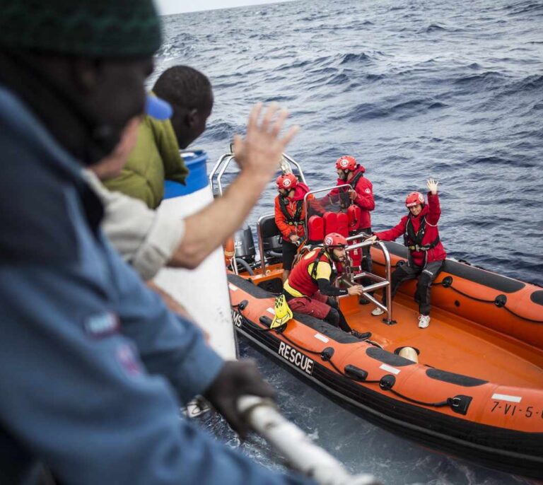 El pesquero español 'Nuestra Madre de Loreto' entrega a Malta a los 11 migrantes rescatados