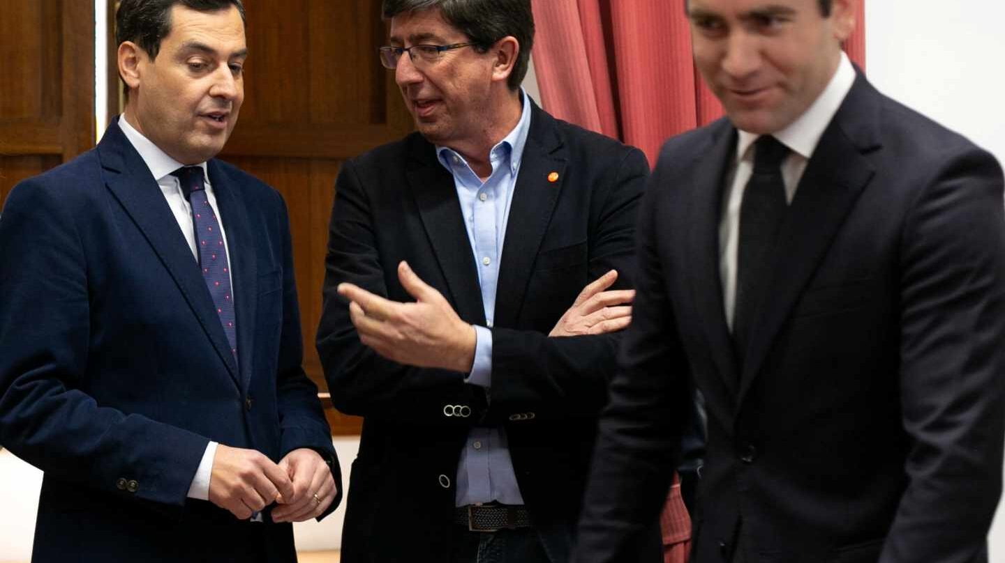 Juan Manuel Moreno habla este miércoles con Juan Marín en presencia de Teodoro García Egea.