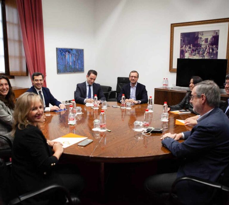 PPy Cs cierran su acuerdo programático íntegro en Andalucía con 90 medidas