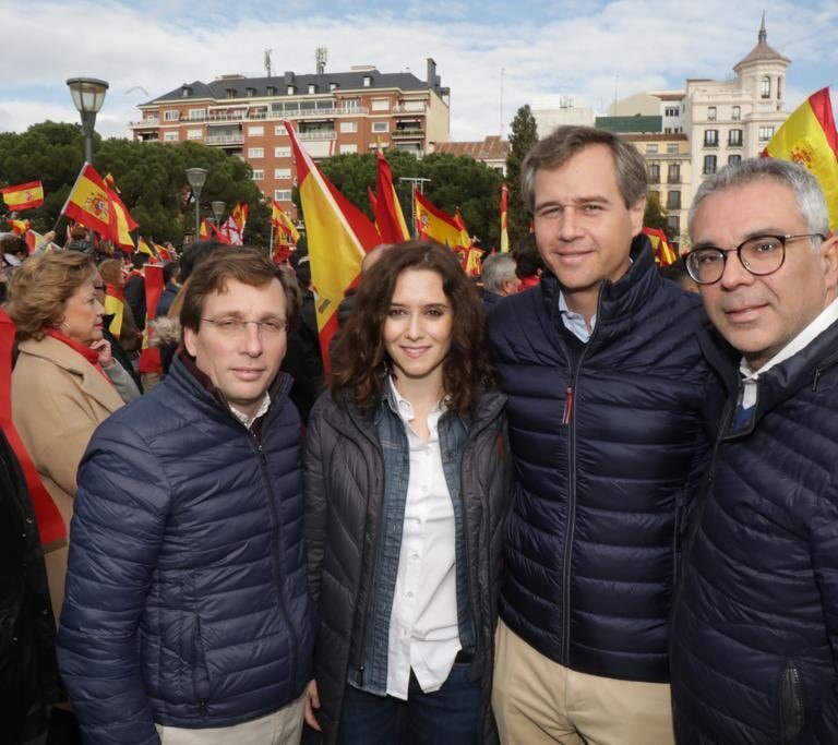 Dirigentes del PP de Madrid acuden a la concentración en defensa de la unidad de España de Denaes, apoyada por VOX