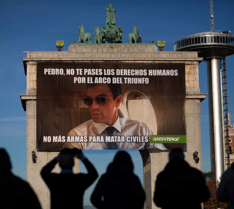 Quien protesta paga: las multas a Greenpeace por la Ley Mordaza